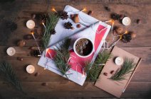 Горячий кофе с рождественскими украшениями — стоковое фото