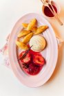'Schupfnudeln' (finger-shaped potato dumplings) with vanilla ice cream and port-soaked plums — Stock Photo