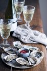 Prato de ostra com molho de Mignonette e vinho branco — Fotografia de Stock