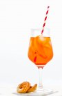 Aperol Spritz em um copo com palha — Fotografia de Stock