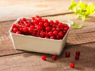 Redcurrants in cardboard punnet — Stock Photo
