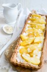 Карамельный яблочный пирог с миндалем — стоковое фото
