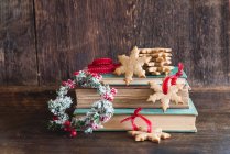 Primer plano de deliciosas galletas de Navidad en libros antiguos - foto de stock