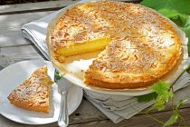 Mandelkuchen mit Ricotta und Vanillepuddingcreme, in Scheiben geschnitten — Stockfoto