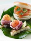 Geräuchertes Lachsbrötchen mit Melone und Parmaschinken — Stockfoto