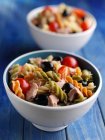 Deux bols de salade de thon Fusilli — Photo de stock