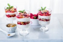 Frutta, yogurt e muesli su sfondo bianco — Foto stock