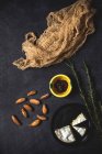 Queijo camembert com paus e compota na mesa velha com guardanapo — Fotografia de Stock