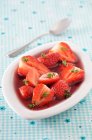 Erdbeeren in Balsamico-Essig mit Thymian — Stockfoto