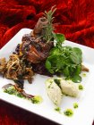 Haste de cordeiro com quenelles de purê de batata elegante catering — Fotografia de Stock
