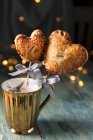 Cherry Pie Pops (kleine Kirschkuchen auf Stöcken) zum Valentinstag — Stockfoto