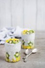 Chia griechischer Joghurtpudding mit Kiwi und Mango — Stockfoto