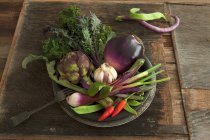 Una ciotola di verdure con melanzane, carciofi, aglio e peperoncini — Foto stock