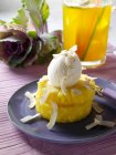 Солодка кокосового морозива на ананасових кільцях — стокове фото
