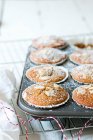 Muffins de amêndoa em uma lata de muffin — Fotografia de Stock