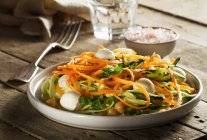 Овощной салат с морковью, кабачками, горохом, моцареллой и петрушкой — стоковое фото