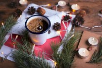 Горячий кофе с рождественскими украшениями — стоковое фото