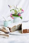 Piegusek (bolo de sementes de papoila, Polónia) com um esmalte de açúcar, fatiado — Fotografia de Stock
