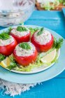 Tomaten gefüllt mit Thunfischcreme — Stockfoto