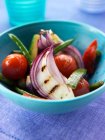 Вид на салат с жареными овощами — стоковое фото