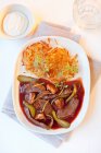 Stroganoff de boeuf aux pommes de terre rosti, cornichons et champignons en sauce au vin rouge — Photo de stock
