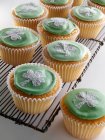 Cupcakes with white shamrock on top of green icing — Stock Photo