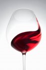 Vino rosso che viene roteato in un bicchiere — Foto stock