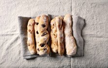 Palitos de pan rústicos con aceitunas y nueces kalamata - foto de stock