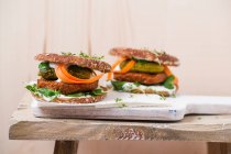 Веганський бургер з тофу Петті, Геркінс, салат з баранини, морква і крес — стокове фото