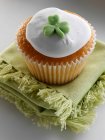 Cupcake avec un trèfle vert sur le glaçage blanc — Photo de stock