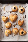 Вишневий пиріг (невеликі вишневі пироги на паличках ) — стокове фото
