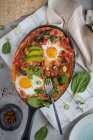 Huevos rancheros, tortilla messicana, pomodoro, pepe e peperoncino uova al forno con avocado — Foto stock