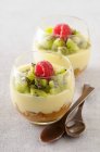 Kiwi tiramisu in dessert glasses — Stock Photo