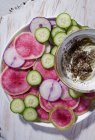 Rabanete de melancia e carpaccio de pepino com um molho de iogurte — Fotografia de Stock