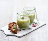 Zuppa di erbe e patate in bicchieri — Foto stock
