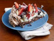 Gros plan de délicieux chocolat fraise pavlova — Photo de stock
