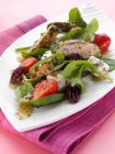 Grilled chicken with feta cheese, strawberries, pecans and baby spinach — Stock Photo