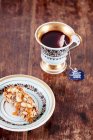 Мюслі-бар з арахісом і солоною карамеллю, з чашкою чаю — стокове фото