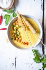 Sopa de maíz con maíz bebé - foto de stock