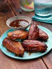 Ali di pollo barbecue con salsa barbecue — Foto stock