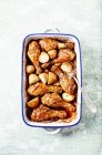 Fried chicken legs with potatoes and garlic — Stock Photo