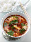 Un tazón de sopa de mariscos tailandeses Tom Yam - foto de stock