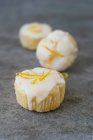 Mini-Zitronen-Cupcakes mit Zuckerguss und Lebensfreude — Stockfoto