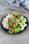 Salade de légumes avec poitrine de poulet tranchée — Photo de stock