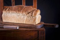Pane tostato al cocco su un tagliere — Foto stock