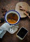 Una tazza di chai con spezie — Foto stock