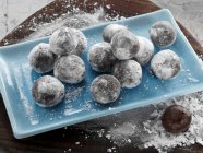 Gros plan de délicieuses truffes au chocolat cerise — Photo de stock
