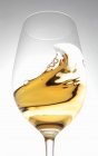 Vinho branco em um copo com uma onda — Fotografia de Stock