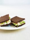 Ein Pumpernickel-Sandwich mit Quark — Stockfoto