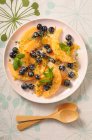 Ein Melonensalat mit Blaubeeren und Minze — Stockfoto